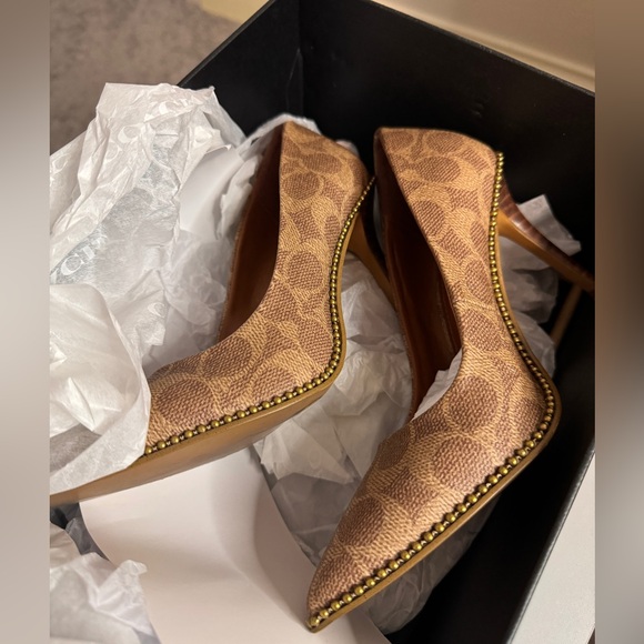 COACH Samantha Pump Point Toe 3.25” Heel signature logo bead chain size 5.5 - Picture 8 of 15